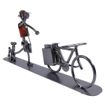 Metalowa figurka Listonosz