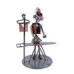 Metalowa figurka Kobieta prasująca