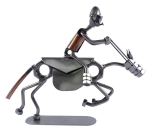 Metalowa figurka przedstawiająca Jeźdźca w galopie. Pomysł na prezent dla miłośnika koni