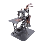 Metalowa figurka Szwaczka