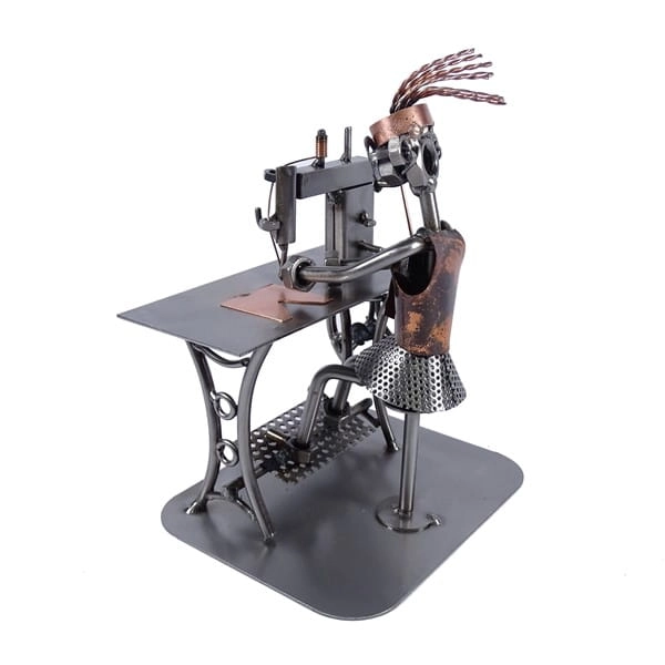 Metalowa figurka Szwaczka