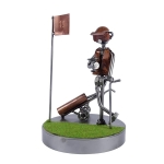 Metalowa figurka Golfista na luzie z martini