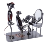 Metalowa figurka Fryzjer przed lustrem