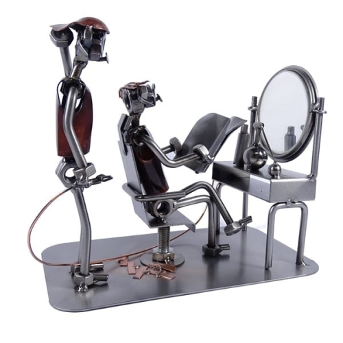 Metalowa figurka Fryzjer przed lustrem