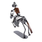 Metalowa figurka przedstawiająca Jeźdźca w galopie. Pomysł na prezent dla fanów jazdy konnej