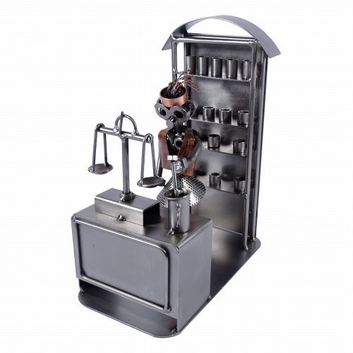 Metalowa figurka przedstawiająca Aptekarkę