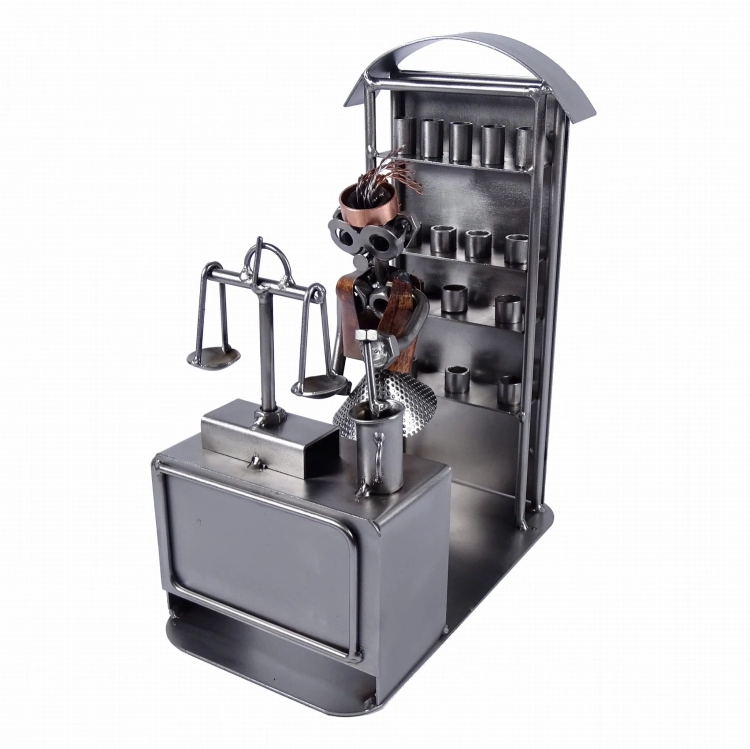 Metalowa figurka przedstawiająca Aptekarkę