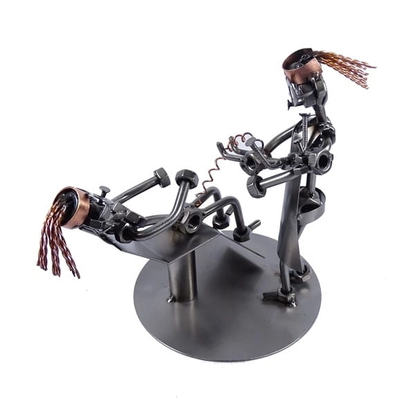 Metalowa figurka Położna