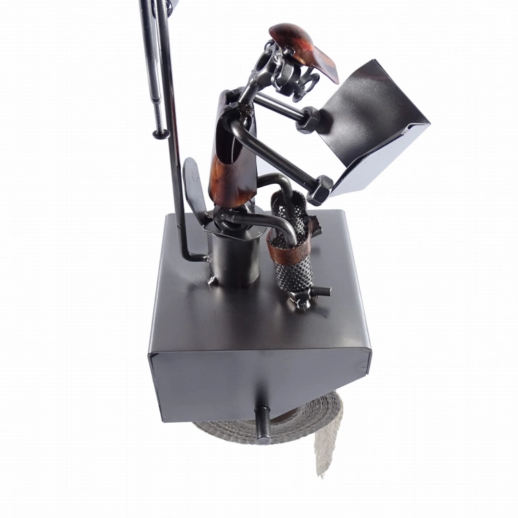 Metalowa figurka WC z gazetą