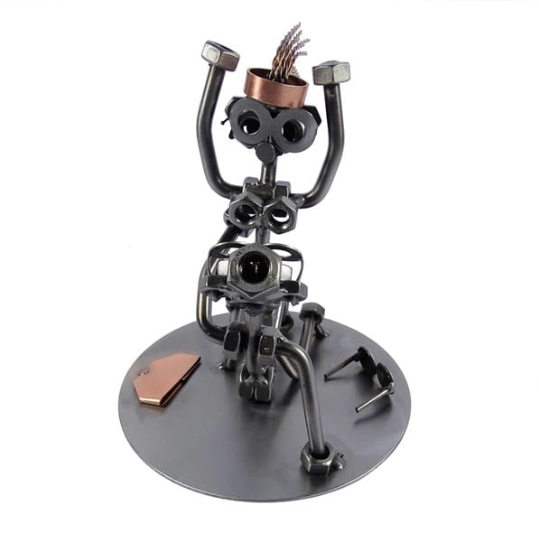 Metalowa figurka Sex na podłodze