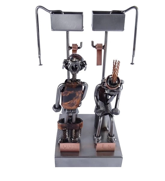 Metalowa figurka Para na WC- uchwyt na papier toaletowy