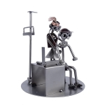 Metalowa figurka przedstawiająca Panią doktor