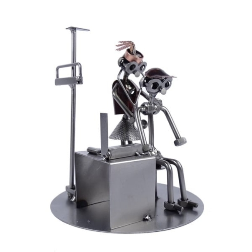 Metalowa figurka przedstawiająca Panią doktor