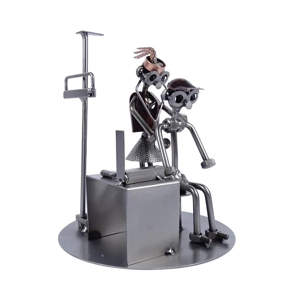 Metalowa figurka przedstawiająca Panią doktor