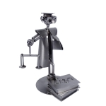 Metalowa figurka przedstawiająca sędziego