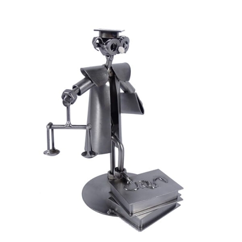 Metalowa figurka przedstawiająca sędziego