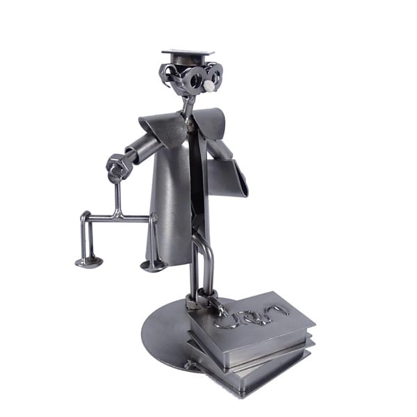 Metalowa figurka przedstawiająca sędziego