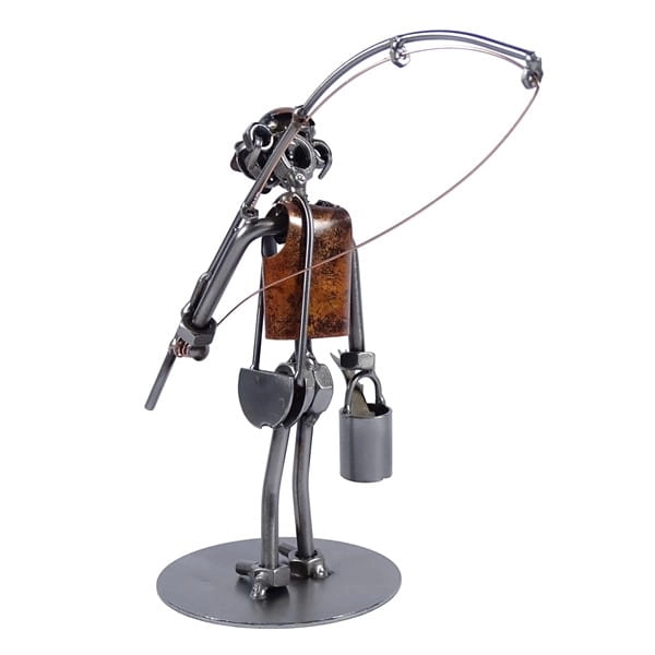 Metalowa figurka Wędkarz z wiaderkiem.